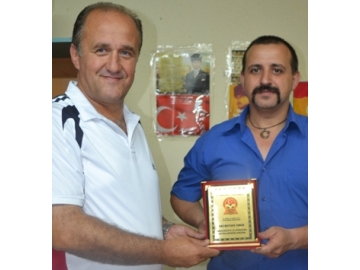 TÜFAD’dan gazetemize Plaket