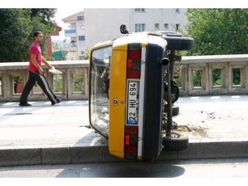 Yan yatan araçtan yaralanmadan ç?kt?