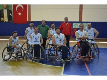 Hem rakipleri hem de zorluklarla m�cadele ediyorlar