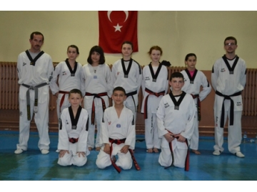 Y?ld?z Taekwondocular?m?z madalya pe?inde