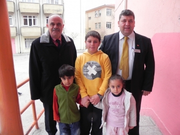 Depremzede ailelerinin çocuklar? Emrullah Efendi ?lkö?retim Okulunda
