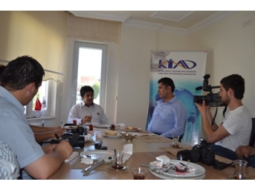 K?AD bas?n ile kahvalt?da bulu?tu