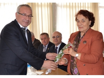 Ba?kan ?en’den Meclis Üyesi Ö?retmenlere karanfil