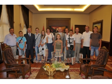 Bulgaristan’daki Soyda? Ö?renciler Vali Yaman’? ziyaret etti