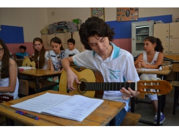 Halk E?itim’in “Gitar Kursu” büyük ilgi görüyor
