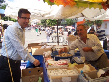 Vekil Gür?an Pazarc? esnaf?n? gezdi