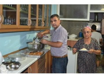 Bahtiyar Ak?n, dernek üyelerini iftarda bulu?turdu
