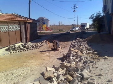 P?nar Mahallesi’nde parke ta?l? yollar onar?l?yor