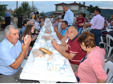 Demirköy Belediyesi iftar?nda vatanda? meydanlara s??mad?