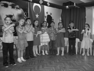 Cumhuriyet ?lkö?retim’in minikleri annelerini unutmad?