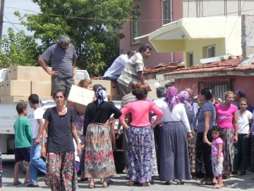 AK Parti ?lçe Ba?kanl??? 2 bin ki?iye erzak da??tt?
