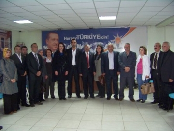 AK Parti馳e 8 yeni �ye