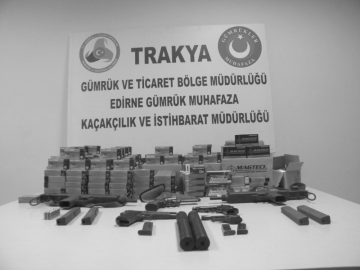 Türkiye'ye giri? yapan minibüsten cephanelik ç?kt?
