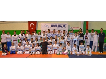 Ergin Taekwondo Spor Kul�b� ile Force 2004 Bourgas Kul�b� dostluklar? pe?iktirdi