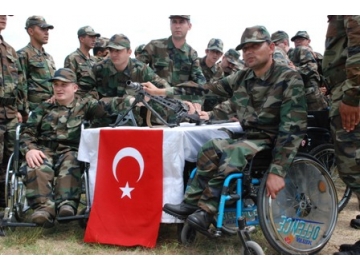Engelliler 1 günlü?üne asker oldu