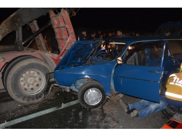 TIR’a çarpan araçtaki 2 ki?i öldü