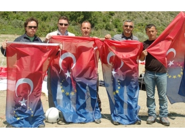 Türkiye ve Avrupa Birli?i Bayraklar? gökyüzünde dalgaland?