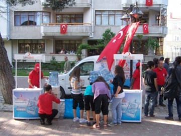 Türk K?z?lay? Afetzedelere Temiz Su ula?t?r?yor