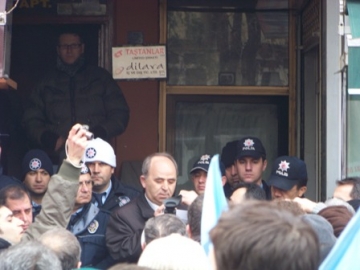 “AKP hükümetini uyar?yor ve eme?in sesine kulak vermeye ça??r?yoruz”
