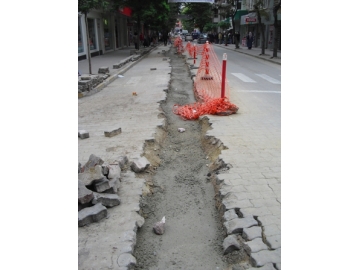 Yol çökmesin diye beton takviyesi yap?ld?