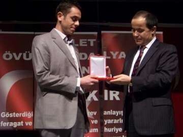 ?ehitler Günü’nde, Gazi ?sa Bak?r’a “Devlet Övünç Madalyas?” verildi