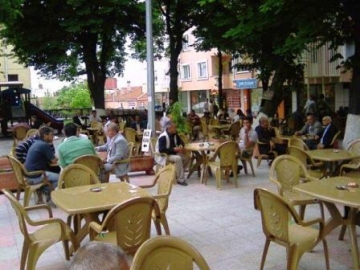 Vize Belediye Parkı’nın sandalye ve masaları yenilendi