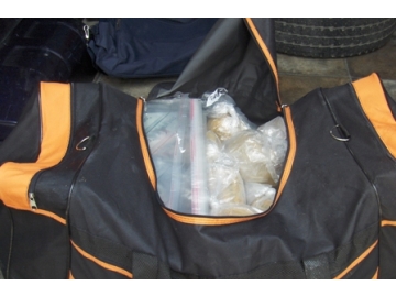 ?ki ayr? operasyonda 6 kilo 366 gram eroin, 30 kilo toz esrar ele geçirildi