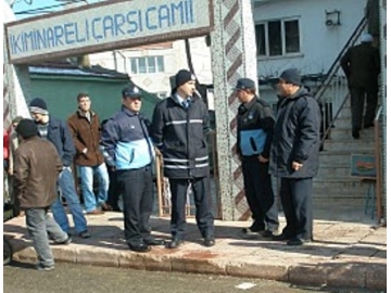 Zab?talar camileri denetledi, dilencilere uyar?da bulundular