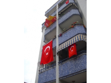 ?anl? bayra??m?z her yerde dalgaland?
