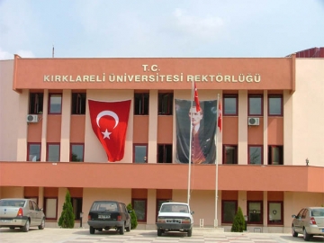 K?rklareli Üniversitesi'nin geri ad?m atmamas?, ilimize tiyatro gelmesini engelliyor