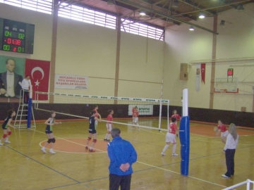 Ziya Gökalp Ilkö?retim Okulu ile Babaeski Fatih Ilkö?retim Okulu yar? finalde kar?? kar??ya geldiler