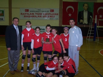 Minik voleybol turnuvas?nda ?ampiyon Babaeski Ilk�?retim Okulu oldu