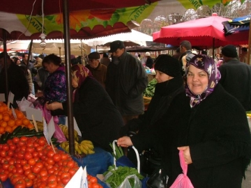 Çar?amba Pazar?’nda ‘SO?UK’ rüzgârlar esti