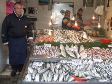 Me?hur bal?kç? E?ref Aslano?lu, bal?k fiyatlar?n? Çar?amba pazar? fiyatlar?yla ayn? tutunca sat??larda büyük patlama oldu