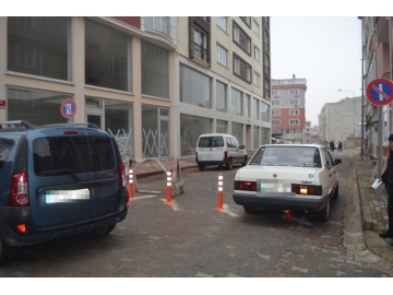 U?ur Mumcu Caddesi trafi?e kapat?ld?, araçlar mahsur kald?
