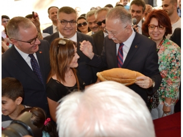 K?rklareli’yi ziyaret eden Çat? Aday? Prof. Dr. Ekmeleddin ?hsano?lu; “Biz sevgi ekmek, sayg? ekmek, ekme?imizi büyütüp payla?mak istiyoruz”