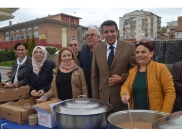 Esnaf; “Karde?lik ve Birlik” için A?ure da??tt?