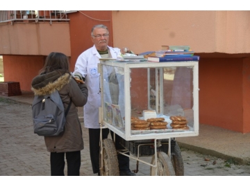 Simit alana, kitap hediye ediyor