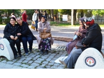 K?? ortas?nda yaz, halk? sokaklar d�kt�