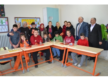 Özel çocuklar?n gecelerine” Ay?????” gibi do?dular