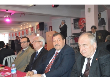 Kürsüye s?rtlar?n? döndüler