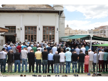 Cuma Namaz?�nda camiler doldu ta?t?