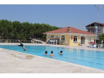 Havuz serinlemek isteyenleri bekliyor