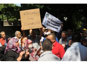 Toplant? masas?na oturamadan gittiler